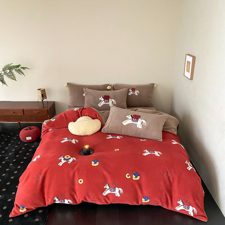 Cozy bedding set made of velvet with horse appliqué