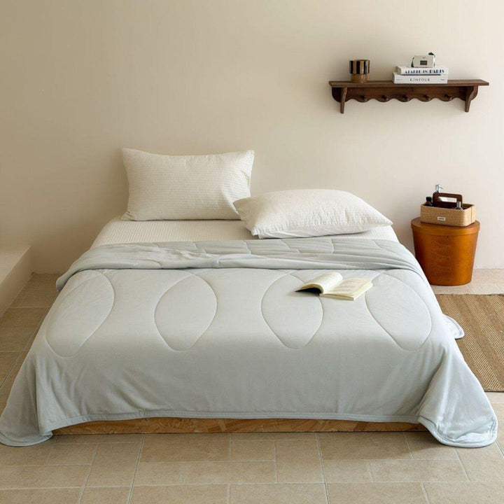 Light quilted summer blanket made of microfibre with breathable climate filling