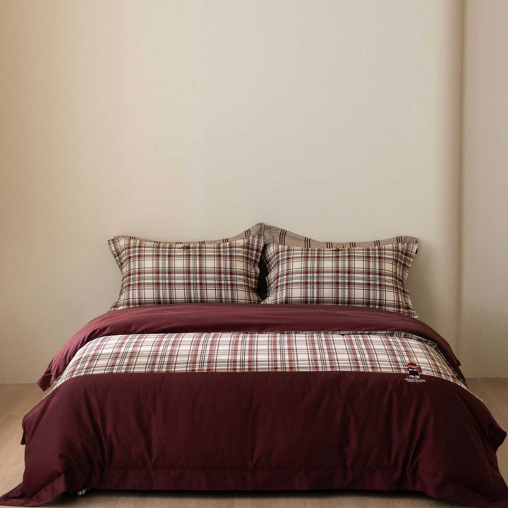 Checkered bedding set with reversible design and pillowcases
