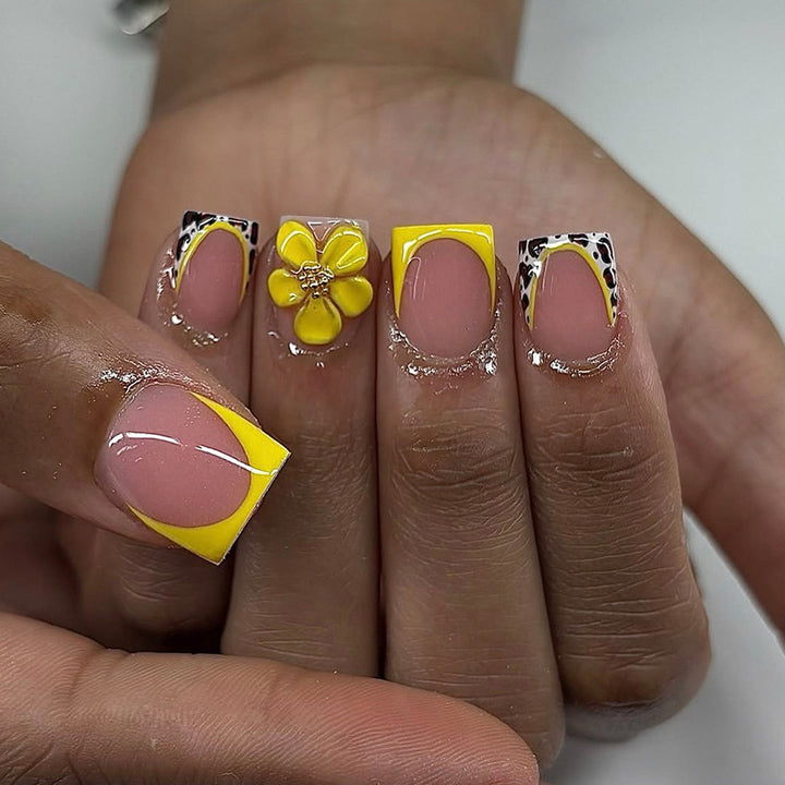 Nail art set with cheerful floral and animal designs Kalsten