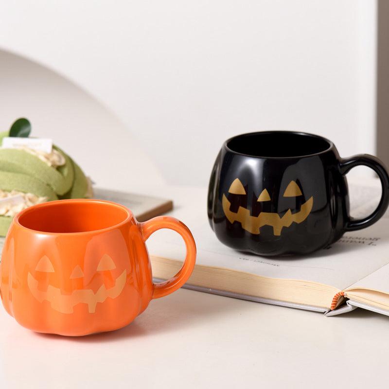 Ceramic mug in pumpkin shape with handle and carved face