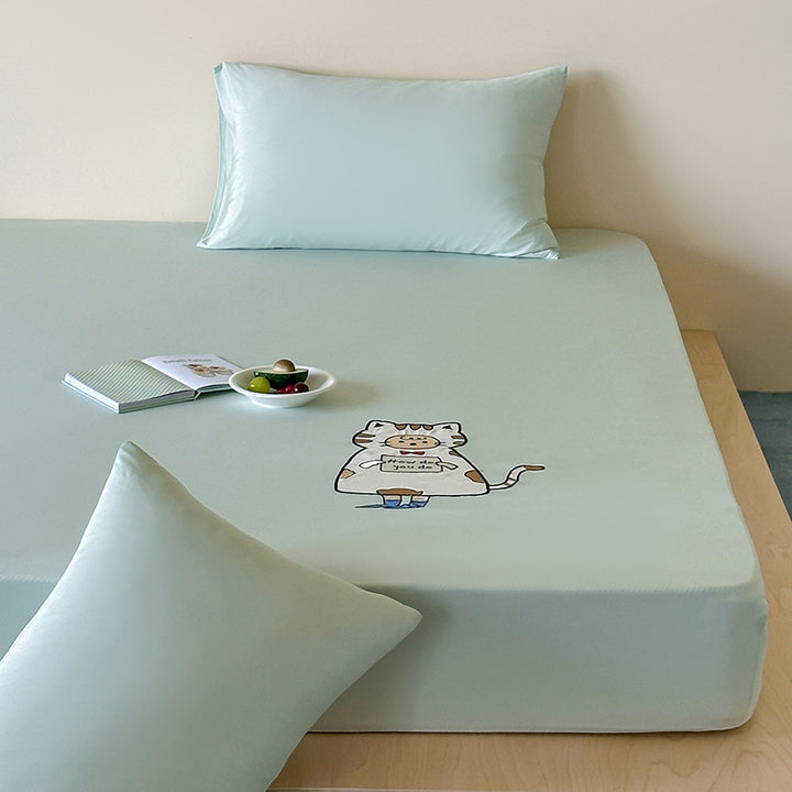 Fitted sheet with cute cat print and elastic all-around rubber