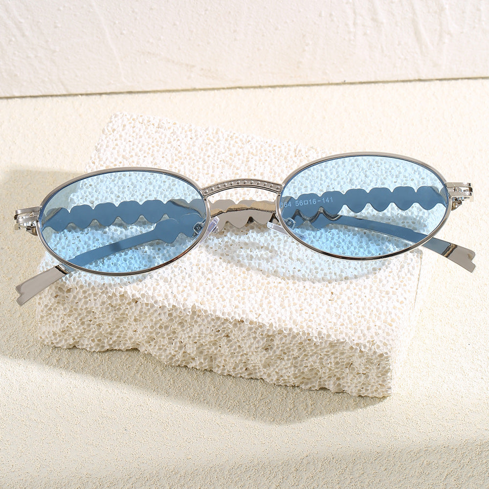 Fashionable sunglasses with oval frame and luxurious accent Kalsten