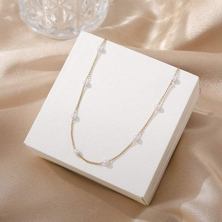 Delicate Pearl Necklace with Fine Gold Stand Kalsten