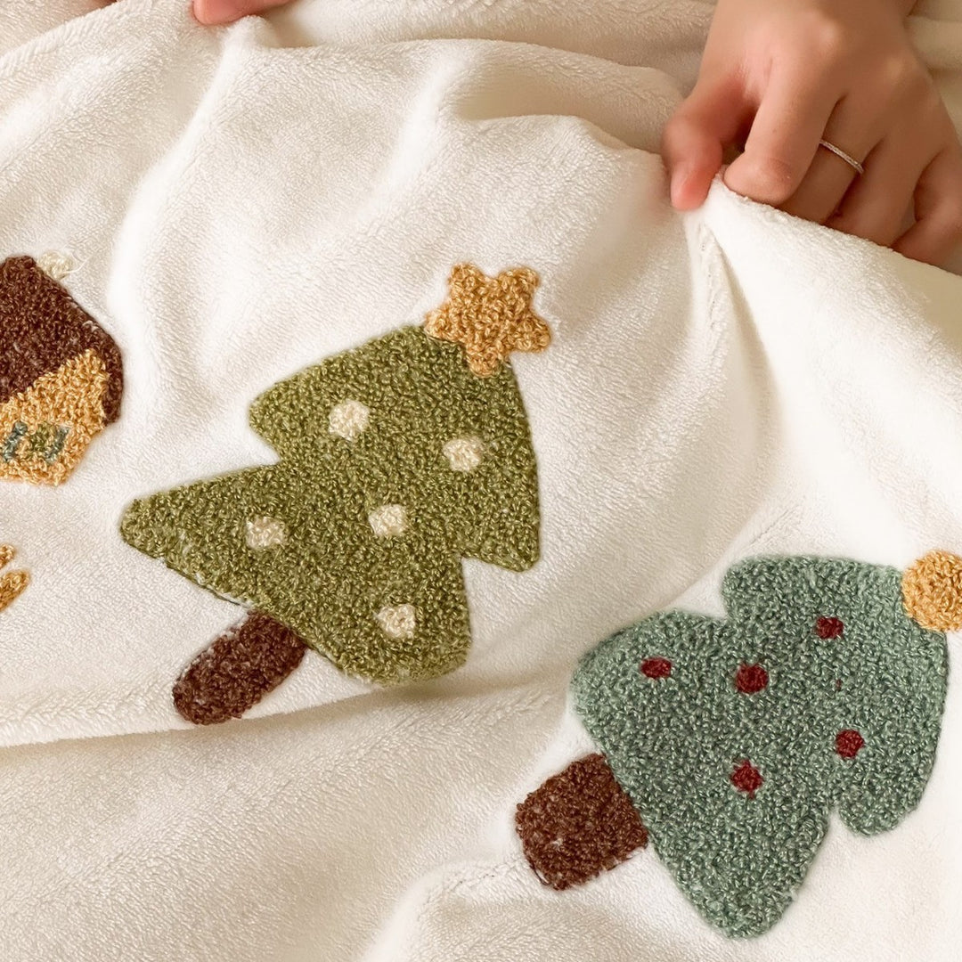 Bedding set with embroidered cupcake motifs and soft cotton blend