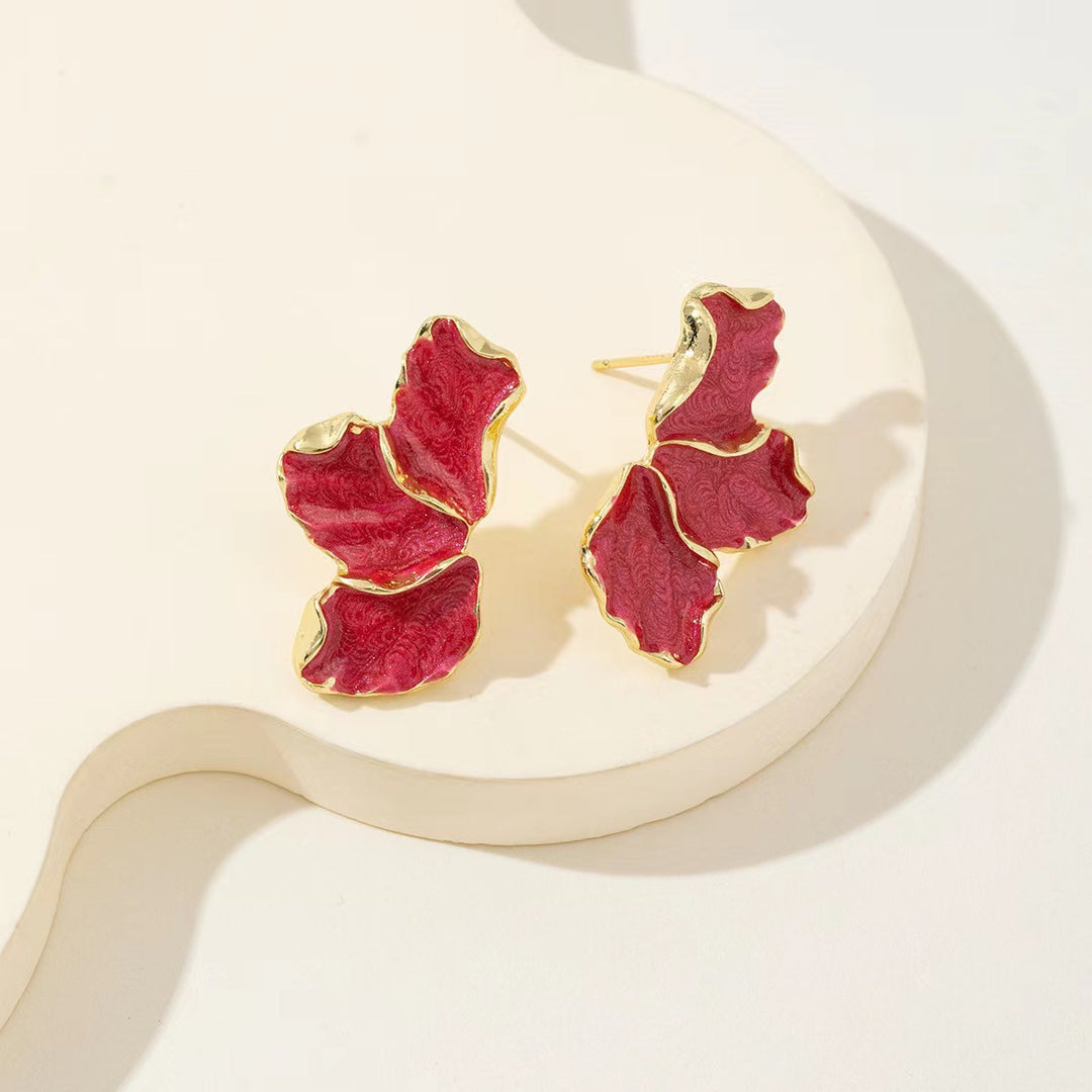 Fashionable earrings with feminine leaf design Kalsten