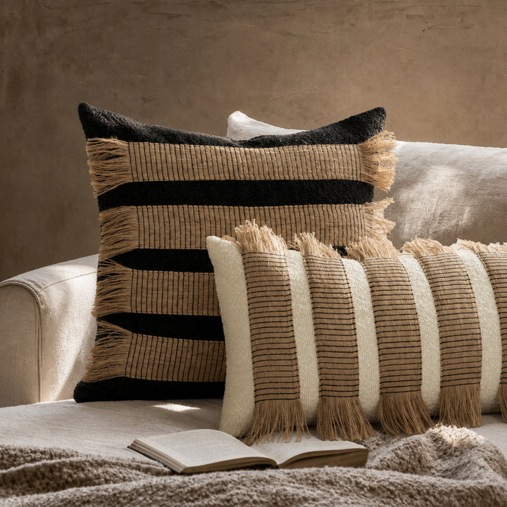Woven cushion cover with bouclé surface and jute fringes Kalsten