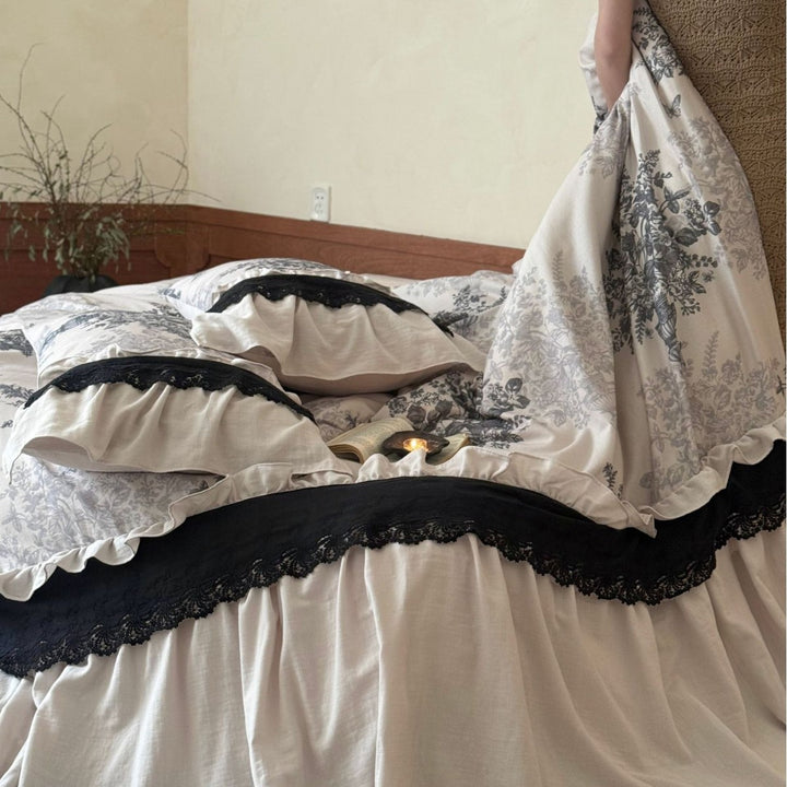 Bedding set in Toile vintage style with frill, lace trim and bed skirt