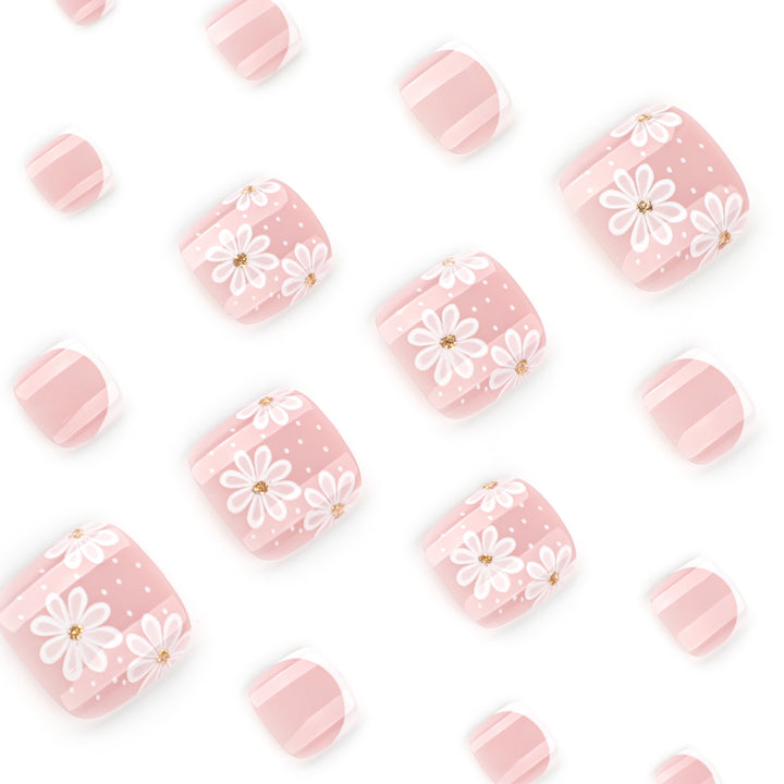 Artistic toenail art with elegant daisy motifs Kalsten