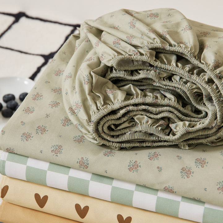 Fitted sheet with extra deep hem and elastic all-round cover