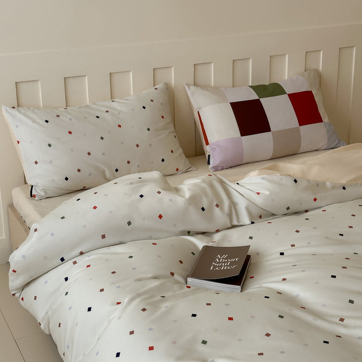 Reversible bedding set made of cotton blend with polka dot pattern and minimalist animal illustration