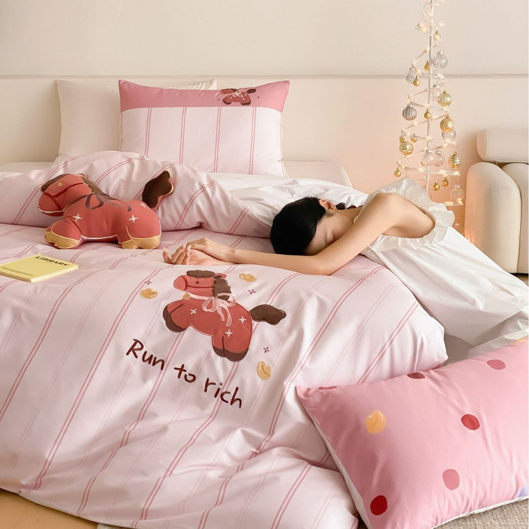 Children's bedding set with striped design and appliquéd horse motif