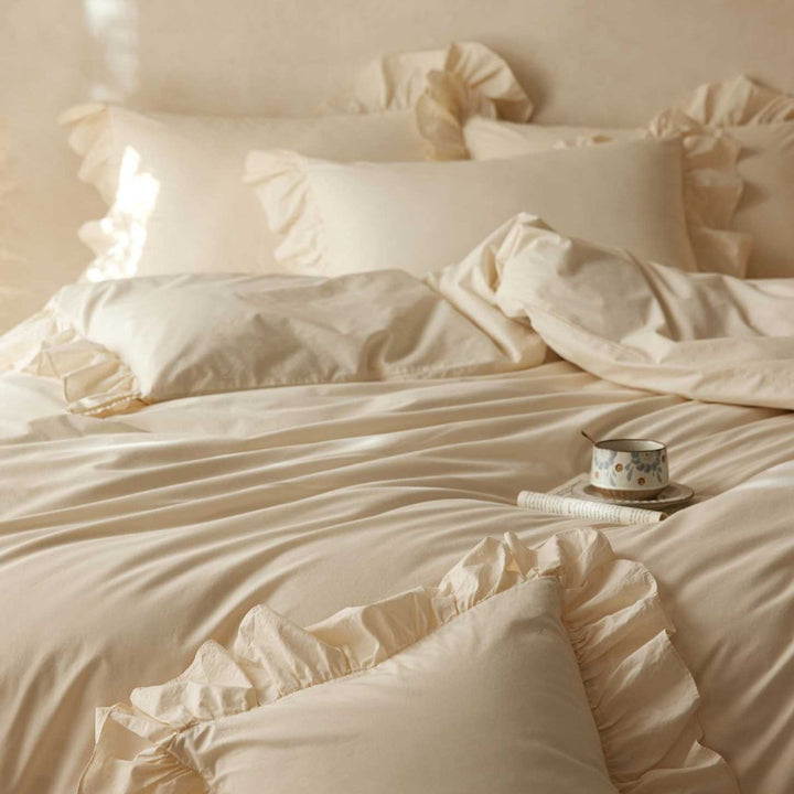 Luxurious bedding set with ruffle hem and soft cotton touch