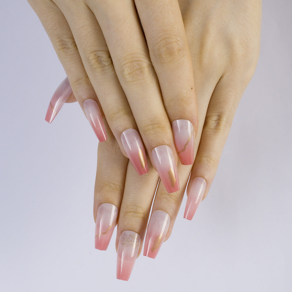 Nail art in an elegant gradient with gold accents Kalsten