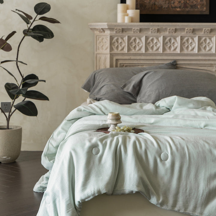 Linen duvet cover with natural washed look and concealed button closure