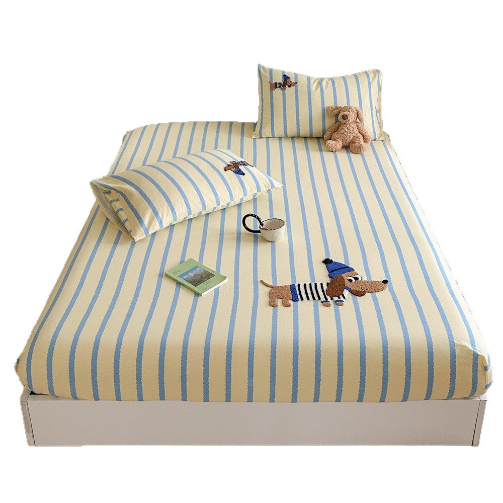 Checked cotton bedding set with embroidered bear appliqué and fitted sheet