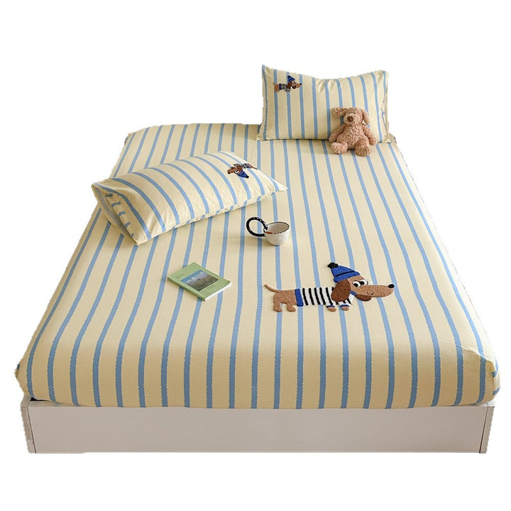 Checked cotton bedding set with embroidered bear appliqué and fitted sheet
