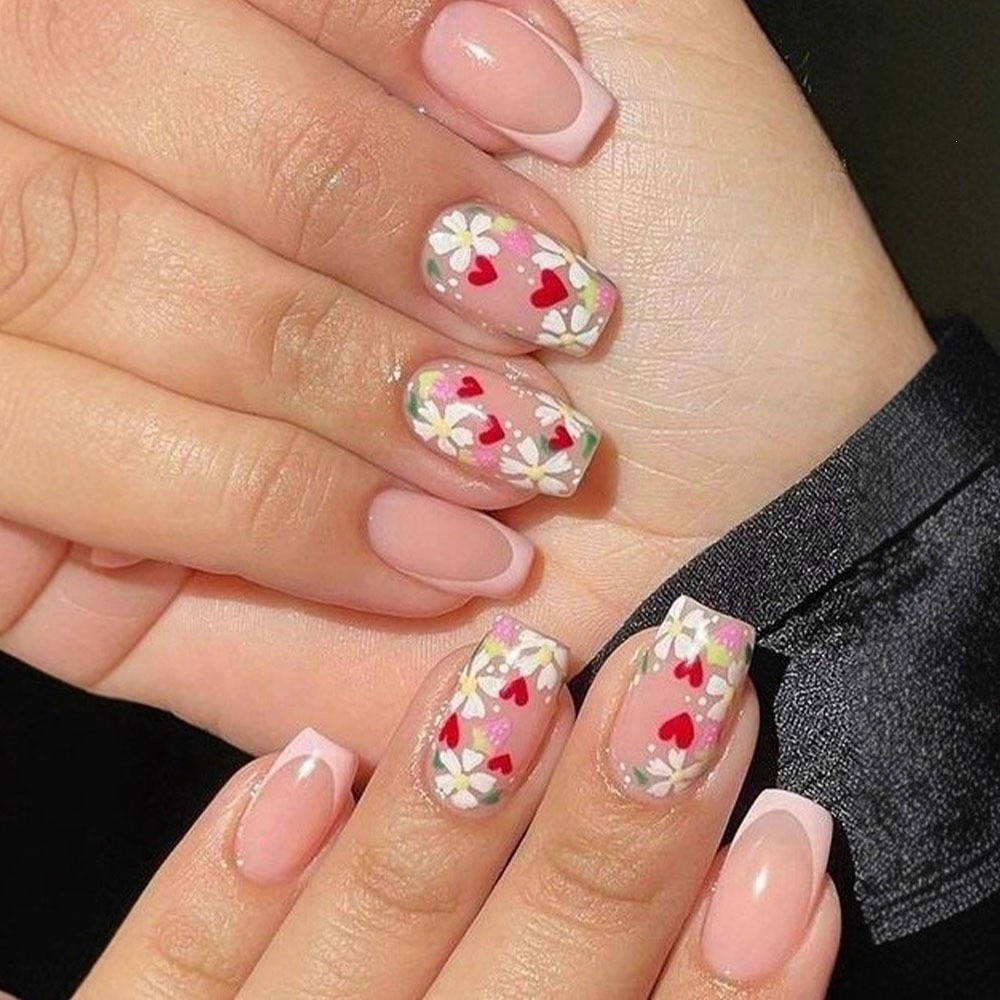 Artificial nails with romantic heart design and fine accents Kalsten