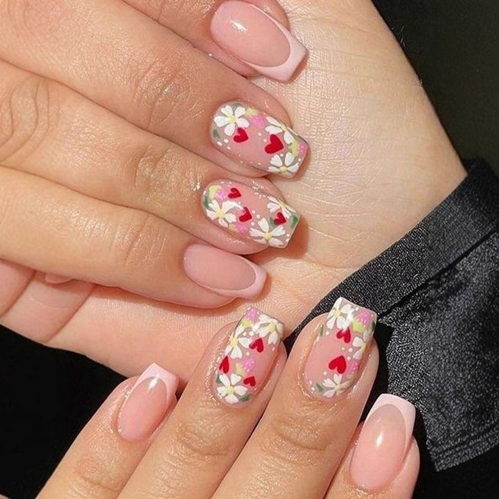 Artificial nails with romantic heart design and fine accents Kalsten