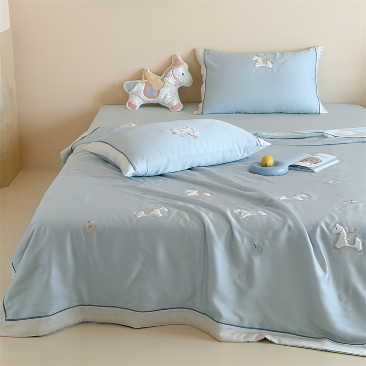 Children's bedding set with appliquéd animal figures, satin cover and quilted blanket