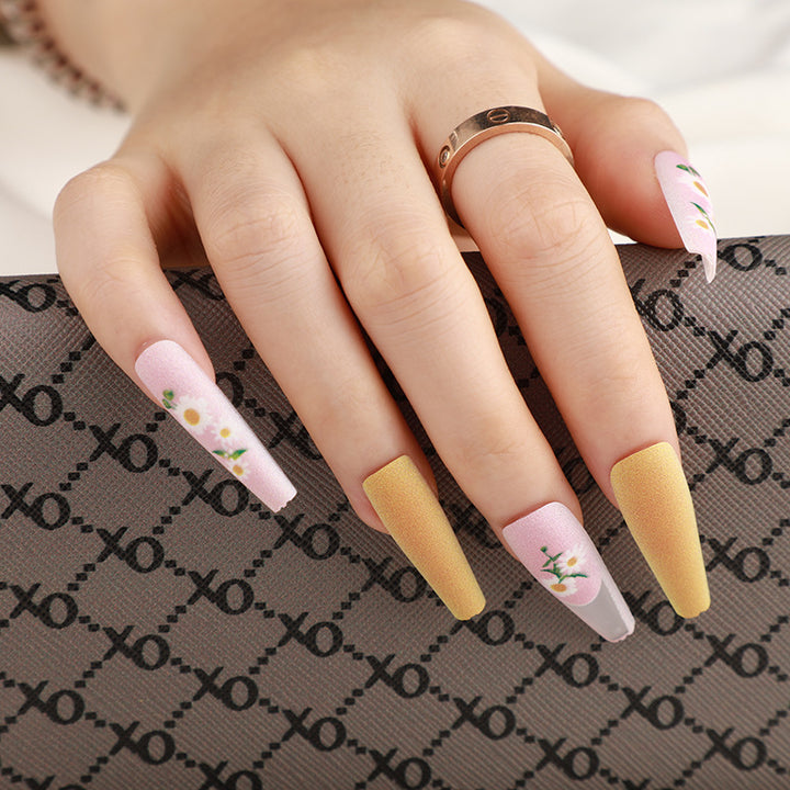 Artificial nails in elegant design Kalsten