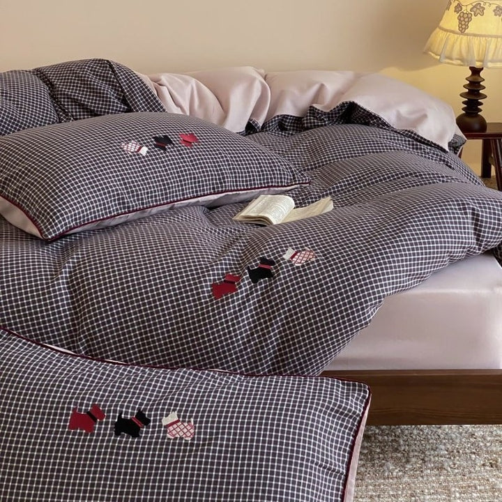 Cotton bedding set with fine check pattern, black reversible side and embroidered heart accents