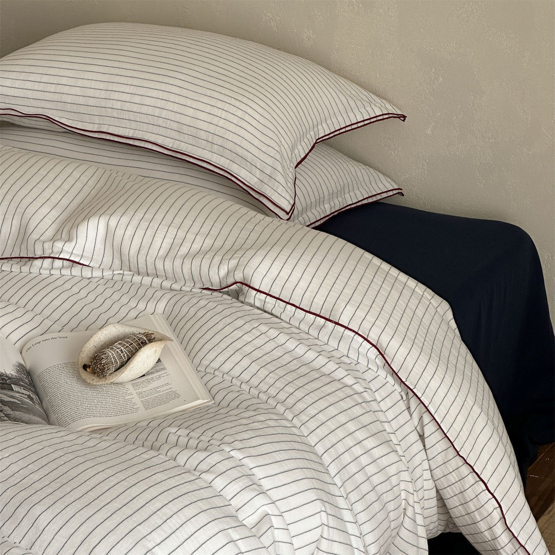 Bedding set made of cotton with fine stripes and contrasting piping