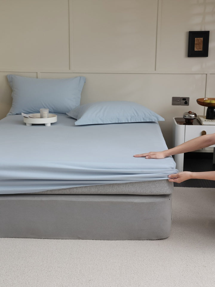 Fitted sheet made of cotton jersey with extra deep hem and elastic all-around rubber