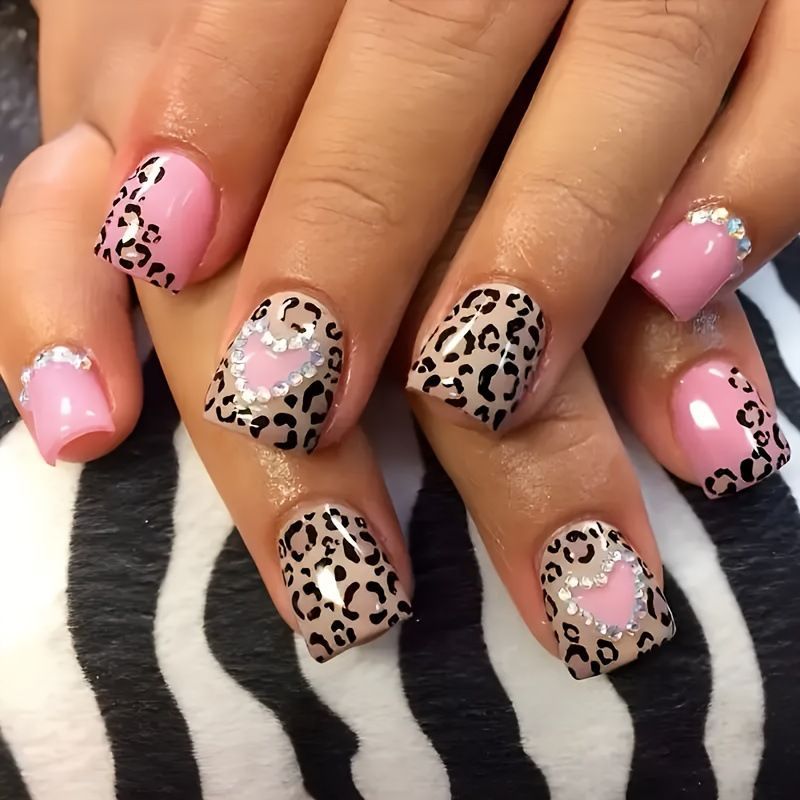 Elegant Artificial Nail Tips with Gold Accents Kalsten