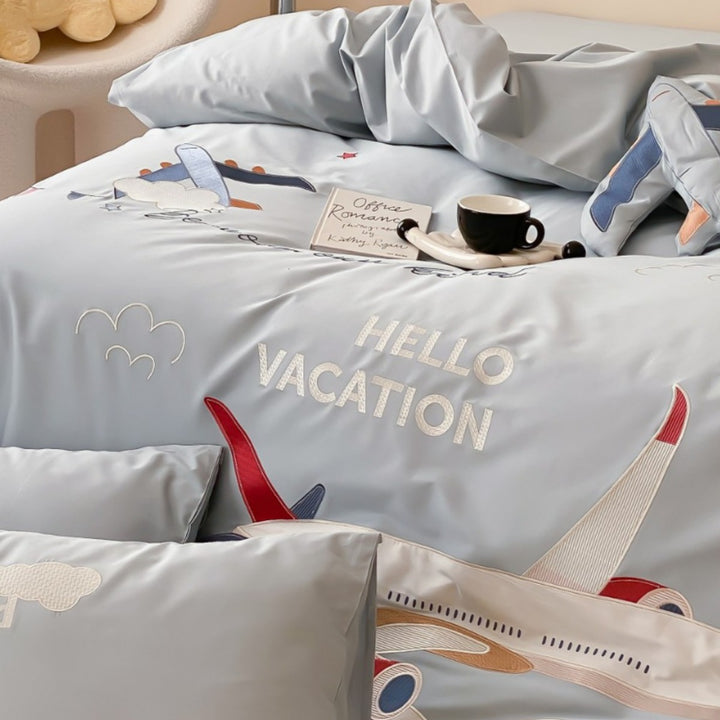 Children's bedding set with playful airplane motif made of cotton satin