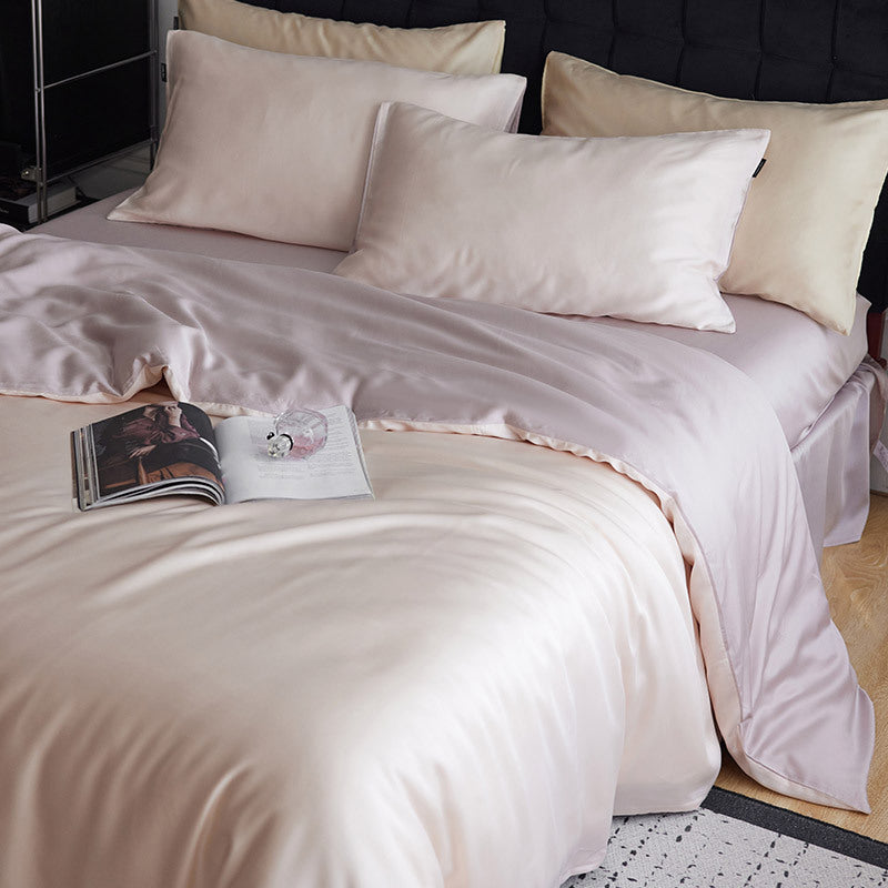 Reversible bedding set made of cotton satin with a silky feel and subtle quilted border