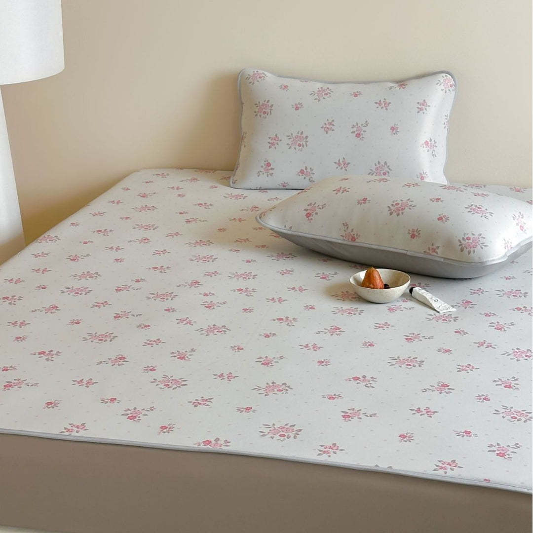 Floral fitted sheet set made of skin-friendly cotton with fine piping and slip-resistant underside