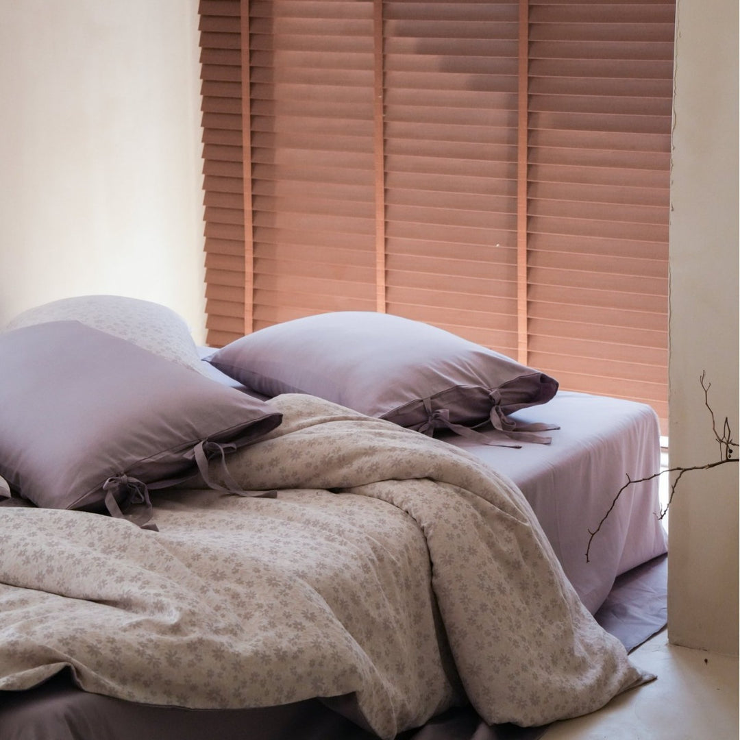 Reversible bed linen set made of cotton satin with floral print and ties