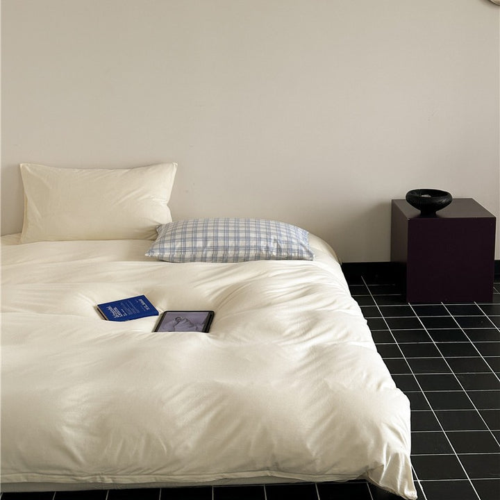Minimalist Mako satin bedding set with extra-soft surface and easy-care weaving