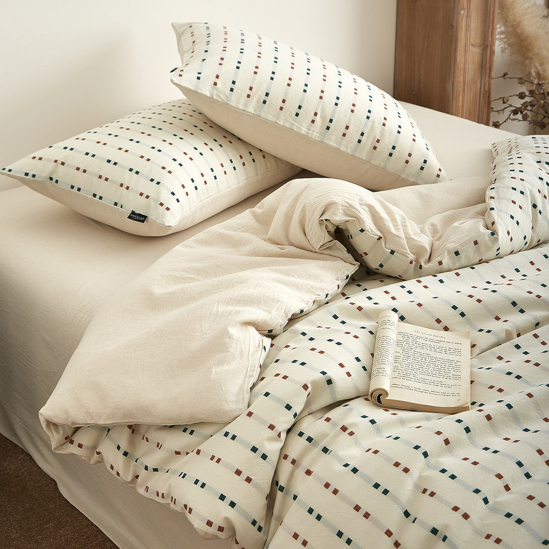 Bedding set made of cotton percale with fine geometric dot stripes