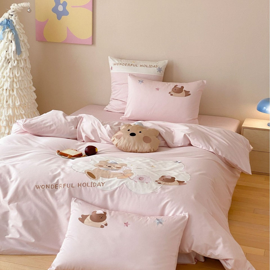 Children's bedding set with appliqué bear motifs and decorative pillow