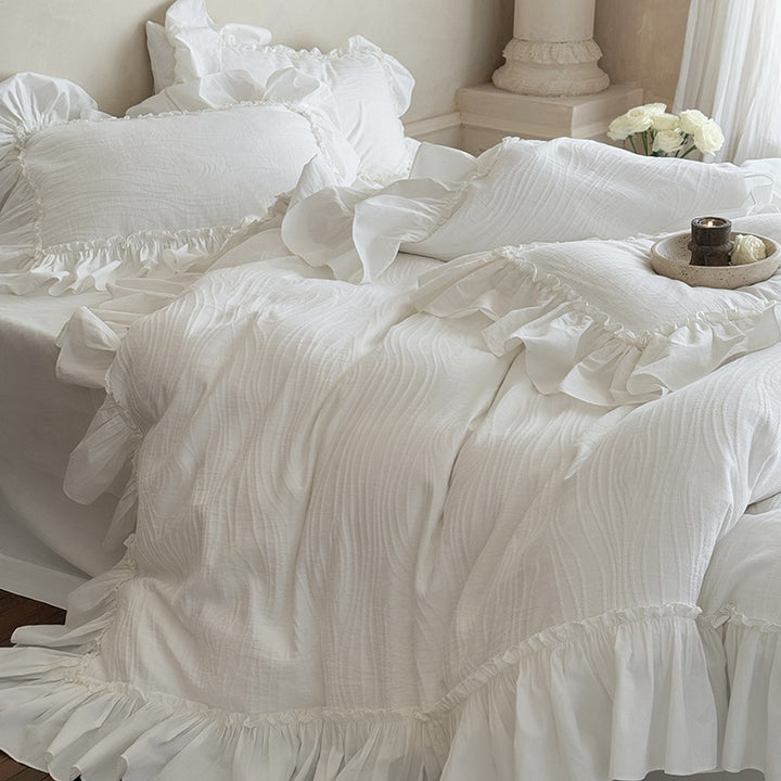 Bedding set with ruffle and fine texture in cotton mix