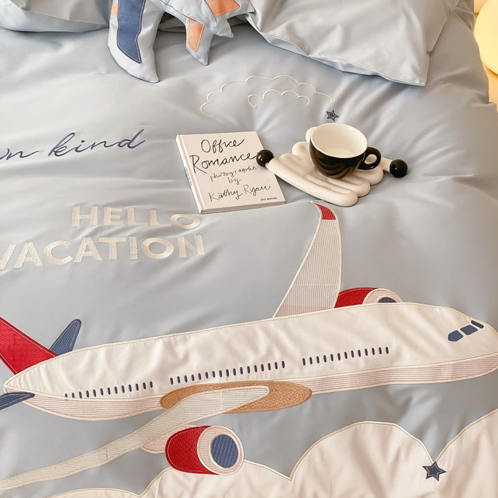 Children's bedding set with playful airplane motif made of cotton satin