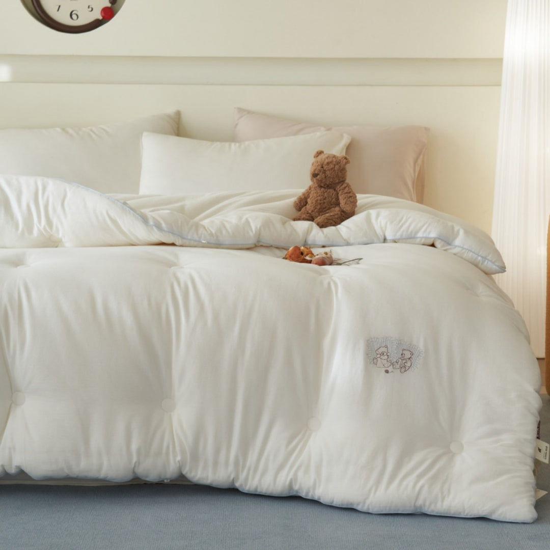 Children's quilt with teddy embroidery and breathable all-season filling