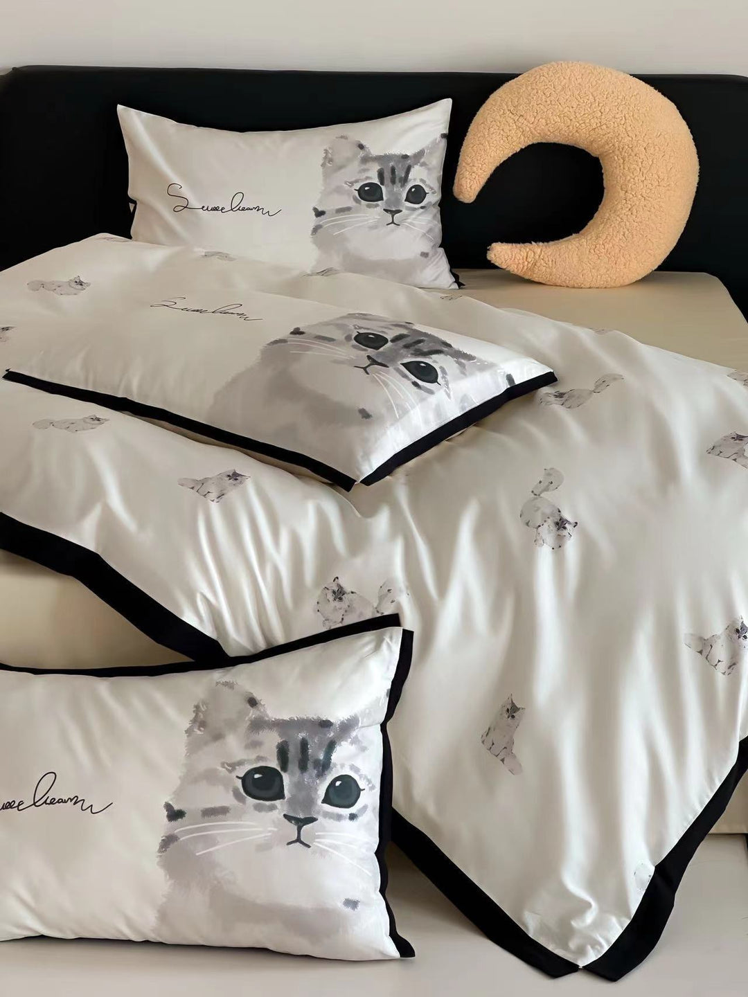 Cotton satin duvet cover set with watercolor cat motif and contrasting piping