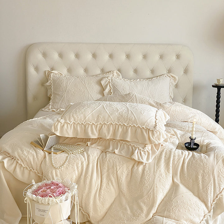 Bedding set with quilted jacquard relief and decorative ruffle