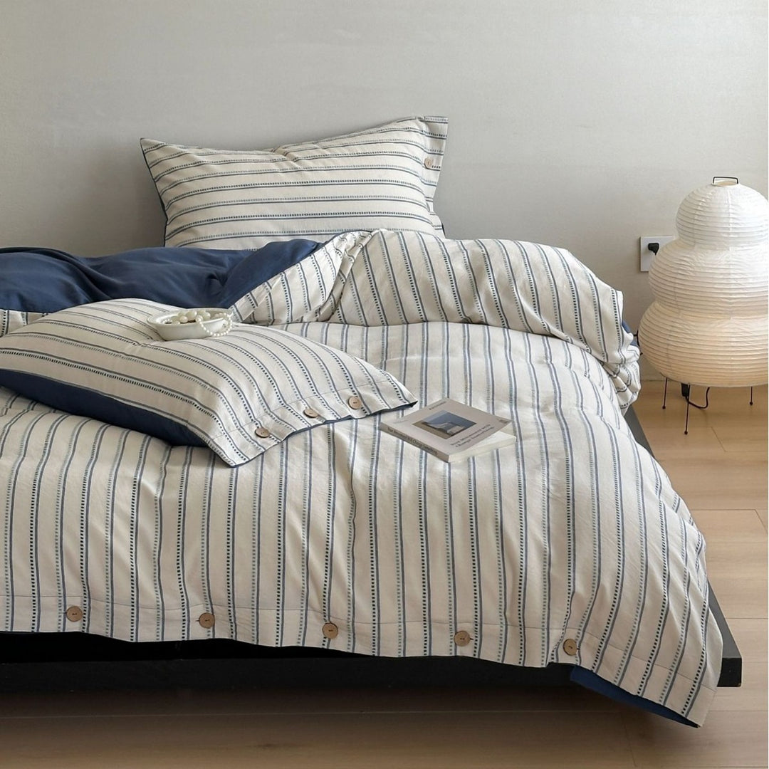 Striped cotton bedding set with wooden buttons and Oxford pillow