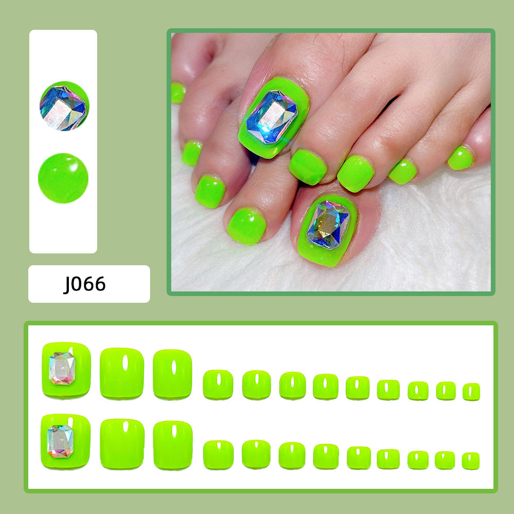 Toenails with glittering 3D applications Kalsten