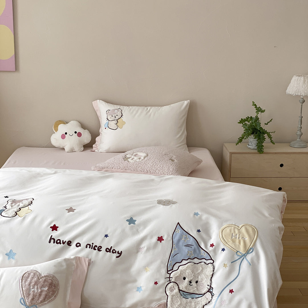 Children's bedding set with embroidered appliqués and plush 3D cat decoration