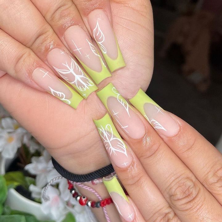 Artificial nail art in floral design Kalsten