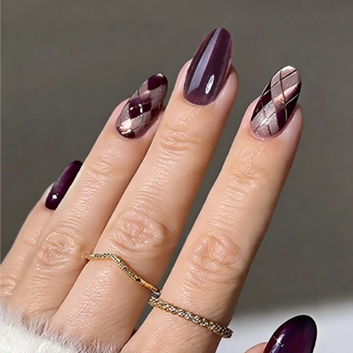 Artificial nail set with stylish geometric and elegant accents Kalsten