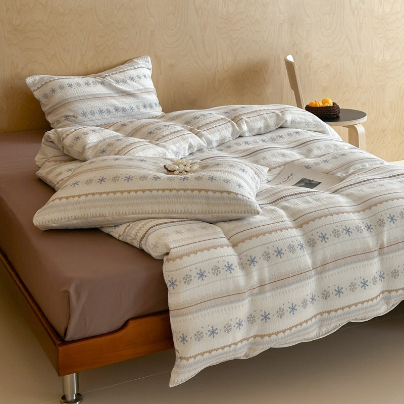 Premium bedding set in nordic-inspired striped pattern made of cotton percale