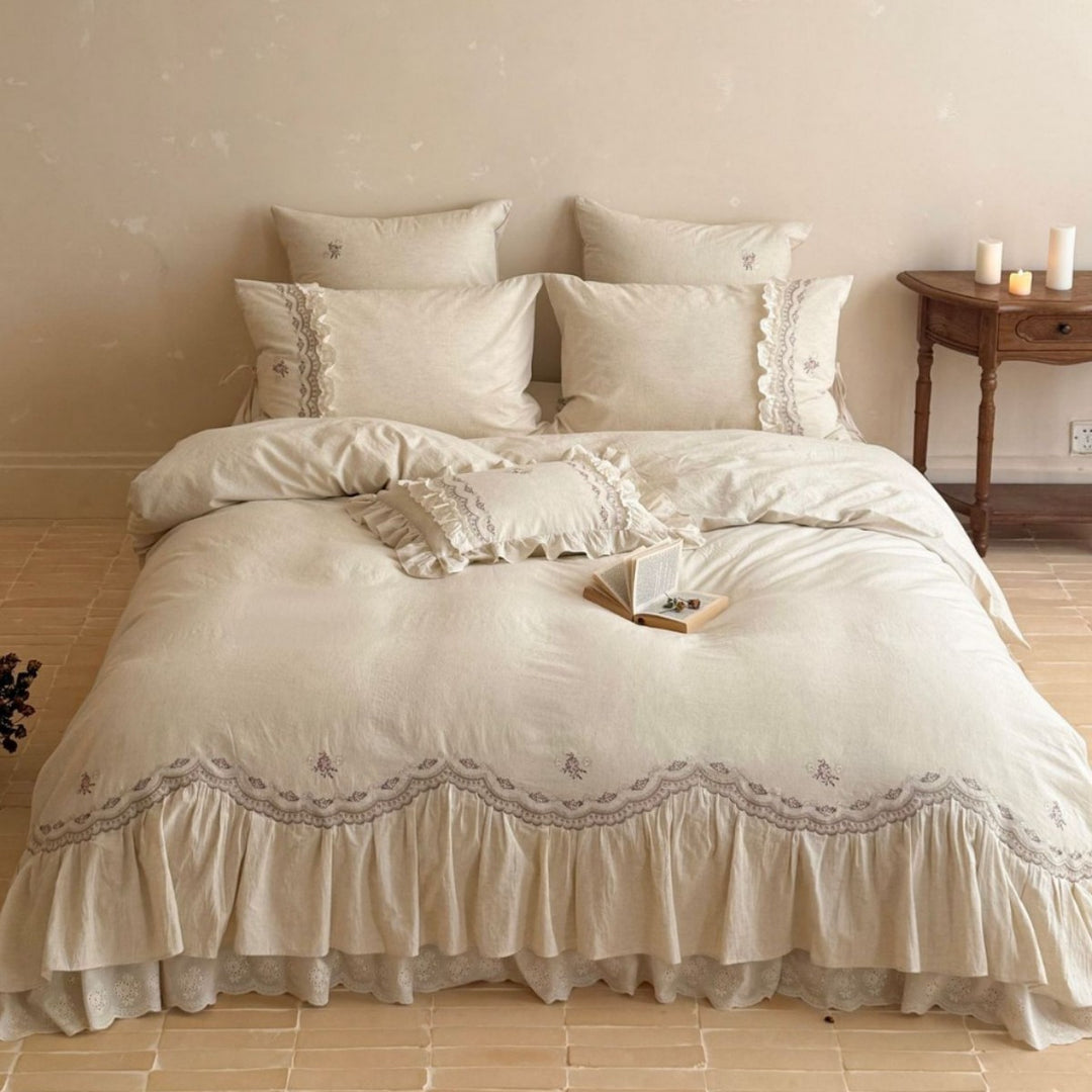 Romantic bedding set with ruffle, delicate embroidery and linen look