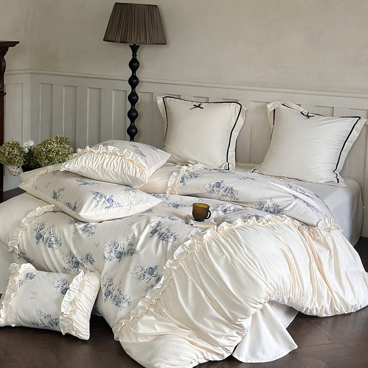 Bedding set in vintage floral pattern with ruffled frill and bow pillowcase