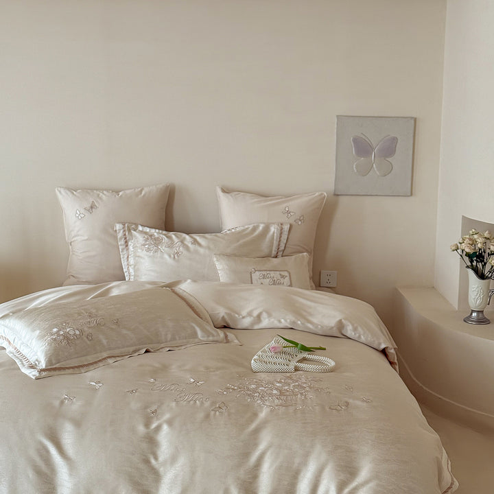 Bedding set made of silky cotton satin with floral and butterfly embroidery